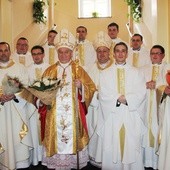 Nowi kapłani wraz z bp. Tadeuszem Rakoczym, bp. Piotrem Gregerem i przełożonymi seminarium