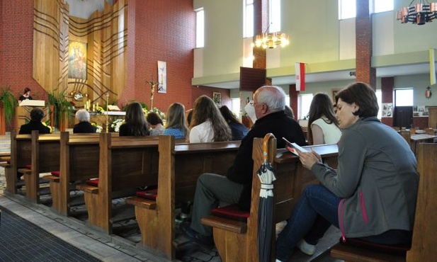 Czytający i słuchający słowa Bożego w kościele pw. Ducha Świętego w Mławie