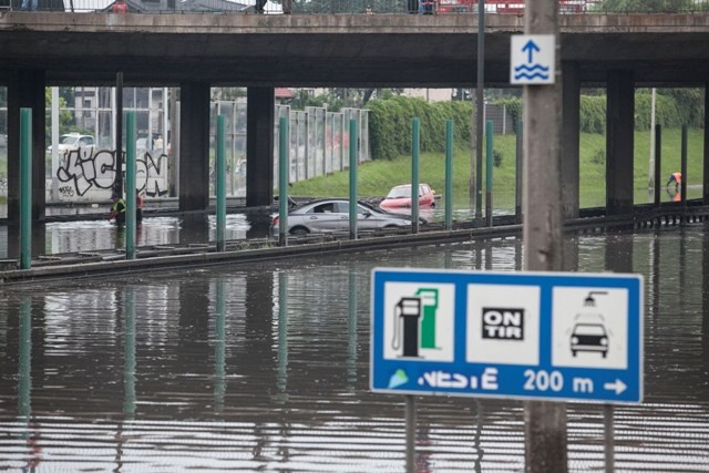 Zatopione samochody na Trasie AK