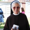 Siostra Ancilla Stasiowska z obrazkiem beatyfikacyjnym bł. Małgorzaty Szewczyk