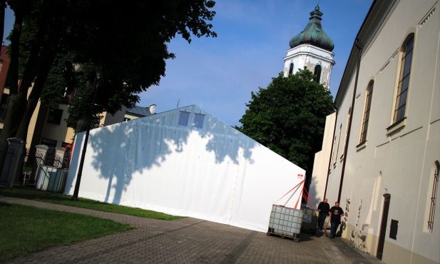 Nabożeństwa w płockiej farze będą odbywały się w namiocie przy kościele
