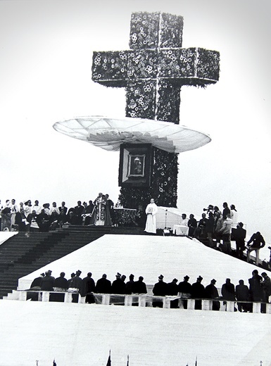  Ołtarz na Muchowcu – na honorowym miejscu został umieszczony obraz Matki Bożej Piekarskiej