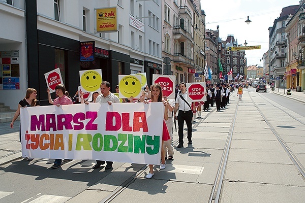 W marszach uczestniczyło kilka tysięcy osób. W Gliwicach przeszły główną ulicą miasta – Zwycięstwa