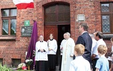  Bp Jan Kopiec (pierwszy z lewej) i ks. Adam Wodarczyk. W tej szkole odbywała się oaza.