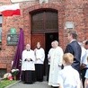  Bp Jan Kopiec (pierwszy z lewej) i ks. Adam Wodarczyk. W tej szkole odbywała się oaza.