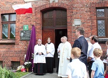  Bp Jan Kopiec (pierwszy z lewej) i ks. Adam Wodarczyk. W tej szkole odbywała się oaza.