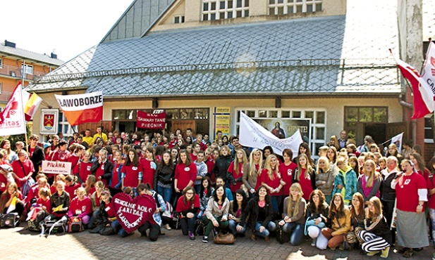 Grupa ponad 200 młodych z różnych miejsc diecezji spotkała się w czasie 5. Pielgrzymki Szkolnych Kół Caritas w Dźwirzynie