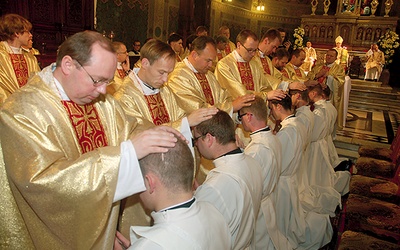 Już wkrótce siedmiu neoprezbiterów diecezji płockiej podejmie pracę duszpasterską w parafiach 