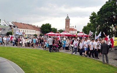 Uczestnicy szli przez pułtuski rynek do amfiteatru przy Domu Polonii