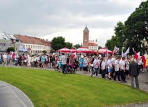 Uczestnicy szli przez pułtuski rynek do amfiteatru przy Domu Polonii