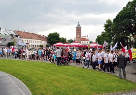 Uczestnicy szli przez pułtuski rynek do amfiteatru przy Domu Polonii