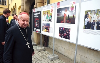   Kard. Stanisław Dziwisz zaprasza także na wystawę jubileuszową „Gościa Niedzielnego” Powyżej: Obraz Jezusa Miłosiernego wraz z relikwiami w bazylice oo. franciszkanów 