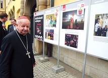   Kard. Stanisław Dziwisz zaprasza także na wystawę jubileuszową „Gościa Niedzielnego” Powyżej: Obraz Jezusa Miłosiernego wraz z relikwiami w bazylice oo. franciszkanów 