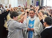  Bardzo ważnym momentem spotkania była modlitwa wstawiennicza. Obecni członkowie wspólnot Margaretka polecali Bogu konkretnych kapłanów, wyciągając nad nimi swe ręce