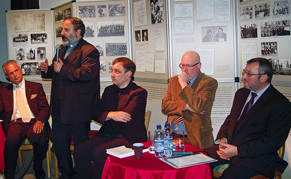  Obchodom przewodniczył Sławomir Adamiec (z lewej), obok ks. Tadeusz Isakowicz-Zaleski, Robert Grudzień, Jan Engelgard i Leon Popek