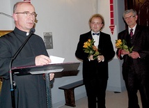  Artystom (od lewej) Emanuelowi Bączkowskiemu i Jerzemu Stępkowskiemu za wspaniały koncert podziękował ks. Piotr Jaśkiewicz 