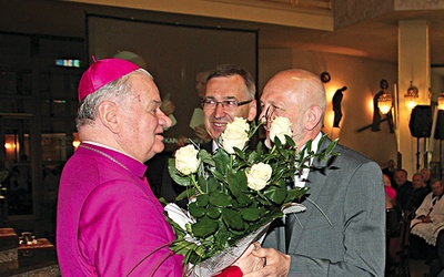  Biskup Tadeusz Rakoczy przyjmuje życzenia od Akcji Katolickiej i jej prezesa Andrzeja Kamińskiego