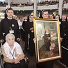  Siostra Magdalena Cwajda, przełożona z Oświęcimia, i pani Kazimiera z Zakładu Opiekuńczo-Leczniczego sióstr  (pod opieką s. Teofili) przyniosły w procesji z darami obraz matki Małgorzaty, który znajdzie się w ich placówce