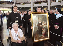  Siostra Magdalena Cwajda, przełożona z Oświęcimia, i pani Kazimiera z Zakładu Opiekuńczo-Leczniczego sióstr  (pod opieką s. Teofili) przyniosły w procesji z darami obraz matki Małgorzaty, który znajdzie się w ich placówce