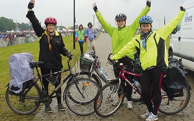  Marta, Marzena i Magda u celu. Na rowerach przejechały z Międzyrzecza Górnego na Pola Lednickie