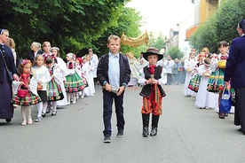 Poprzez udział w procesji najmłodsi łowiczanie kształtują swoją tożsamość 