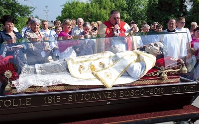  Relikwie św. Jana Bosko przywitali salezjanie i licznie zgromadzeni wierni