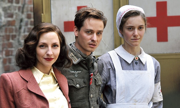 Bohaterowie filmu nie są zadeklarowanymi nazistami, a służbę na froncie traktują jako patriotyczny obowiązek obrony ojczyzny