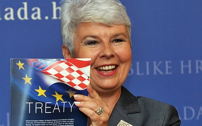 Premier Chorwacji Jadranka Kosor z traktatem akcesyjnym do UE.  1 lipca br. Chorwacja stanie się 28. członkiem wspólnoty europejskiej