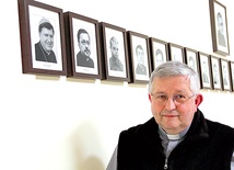  Ks. Stanisław Noga w holu probostwa stworzył galerię dawnych wikarych. Otwiera ją obecny metropolita wrocławski 