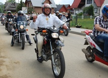 Ryk motocykli przy kościele