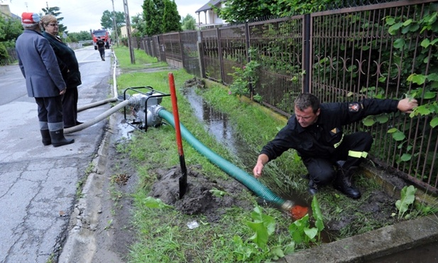 Strażacy wypompowują wodę z rowów w Radomiu przy ul. Malenickiej