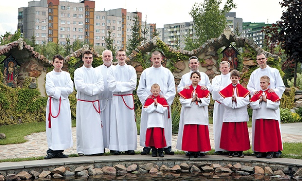  Ojcowie i synowie – ministranci w parafii  bł. Karoliny w Tychach 