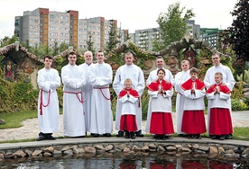  Ojcowie i synowie – ministranci w parafii  bł. Karoliny w Tychach 