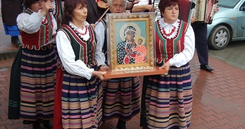 Obraz Matki Bożej tradycyjnie towarzyszył artystom na scenie 