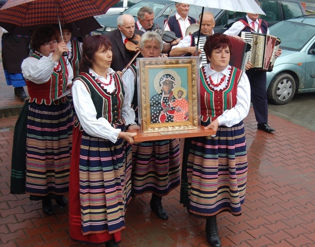 Obraz Matki Bożej tradycyjnie towarzyszył artystom na scenie 