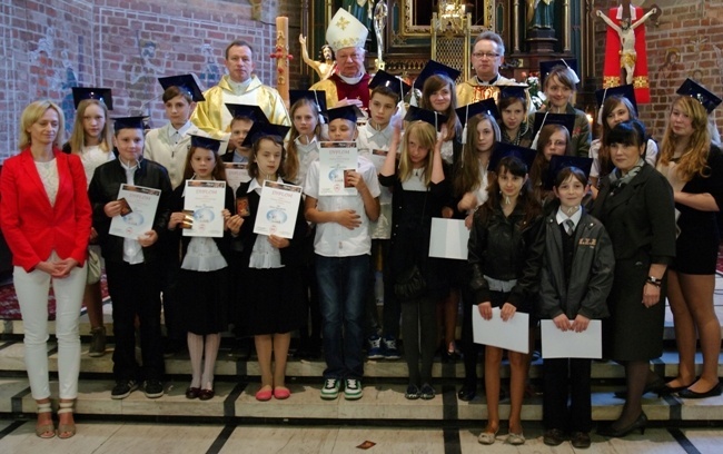 Pamiątkowa fotografia po Mszy św. kończącej pierwszy rok studiowania Biblii