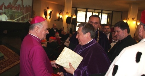 Księgę wraz z życzeniami na ręce jubilata złożył ks. prof. Tadeusz Borutka