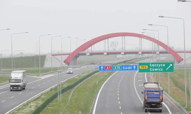 Węzeł autostradowy na A1 niedaleko Piątku (geometrycznego środka Polski)