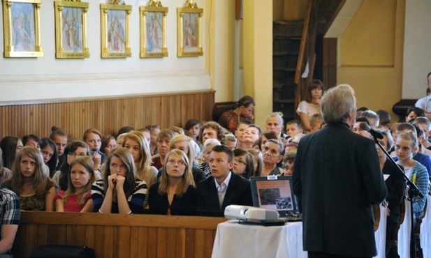 Archiwalne zdjęcia sprzed 70 lat robiły ogromne wrażenie na obecnych na wykładzie uczniach