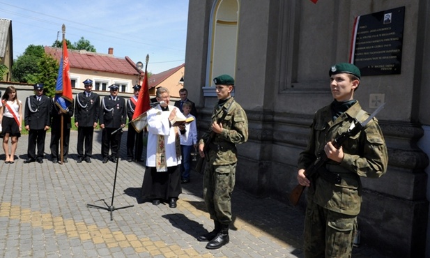 Tablicę poświęcił ks. Henryk Wojcik, a honorową wartę zaciągnęli członkowie Strzelca