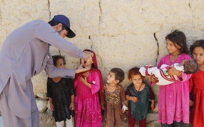 Dzieci w Afganistanie w kolejce do szczepienia