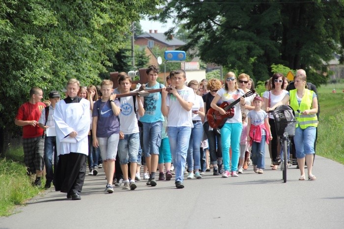 W pielgrzymce z Krzemienicy do Czerniewic młodzi ludzie uczestniczyli w nabozeństwie Drogi Krzyżowej