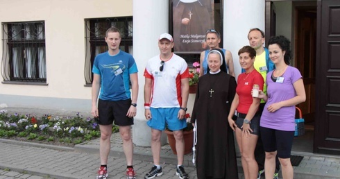 Biegacze przed hałcnowskim domem sióstr serafitek.