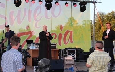 Uczestników Święta Życia ze sceny pobłogosławił bp Piotr Greger