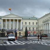 Czarne chmury zebrały się nad stołecznym ratuszem....