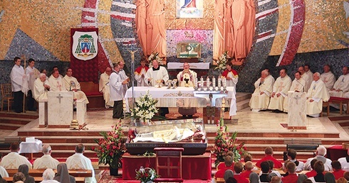 W rumskim sanktuarium odprawiona została Msza św. w intencji dzieci oraz nauczycieli i katechetów