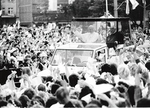  Na widok ojca świętego milionowy tłum wiernych zgromadzony na gdańskiej Zaspie wiwatował, machając chustami w narodowych i papieskich barwach