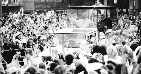  Na widok ojca świętego milionowy tłum wiernych zgromadzony na gdańskiej Zaspie wiwatował, machając chustami w narodowych i papieskich barwach