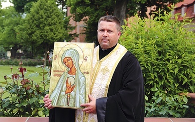  O. Adeodat z ikoną Matki Bożej Fatimskiej „Jedność przez Ciebie”