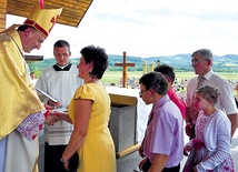  Bp Jeż wręcza srebrny medal rodzinie Bernadetcie i Piotrowi Pikulom z Radgoszczy